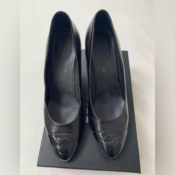 CHANEL black leather logo pumps size 40